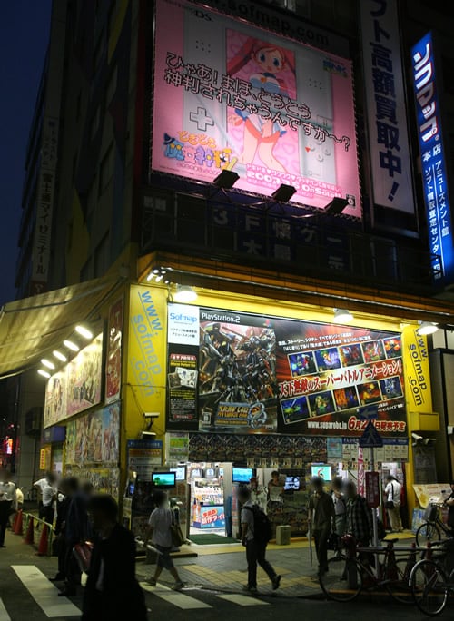 SNKプレイモア、ソフマップ本店に「どきどき魔女神判！」の看板