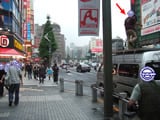 バンの上のカメラで中央通りを歩くシーンを撮影